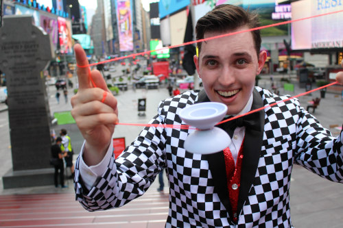 New York Yoyo Show™ promo photo. Times square, NYC, gyroscopic flop.